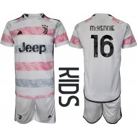 Camiseta Juventus Weston McKennie #16 Segunda Equipación Replica 2023-24 para niños mangas cortas (+ Pantalones cortos)